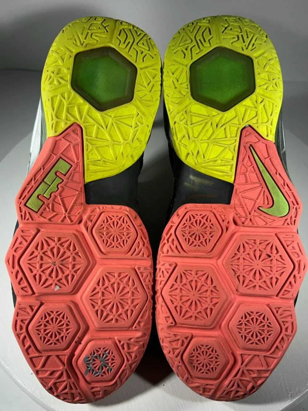 Nike Lebron XII 12 Low Basketball Shoes Boys Size 5.5 5.5Y Black Green Sneakers